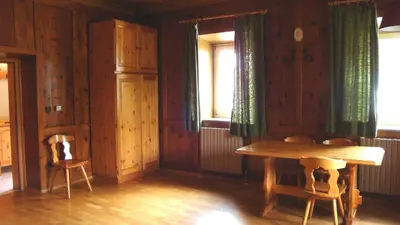 a dining room with a table and a window at Residenze Sonnenschein in Villabassa