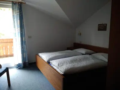 a bedroom with two beds and a window at Mühlhaus in Schenna