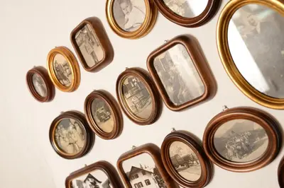a bunch of clocks hanging on a wall at Hotel B&B Pardeller in Nova Levante