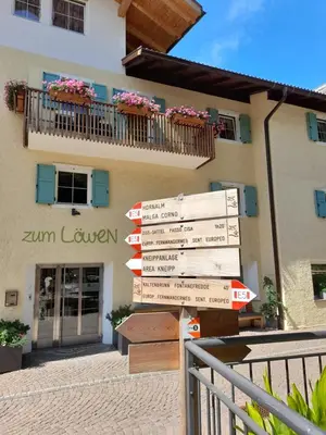 a street sign in front of a building at Zum Löwen-Post in Trodena