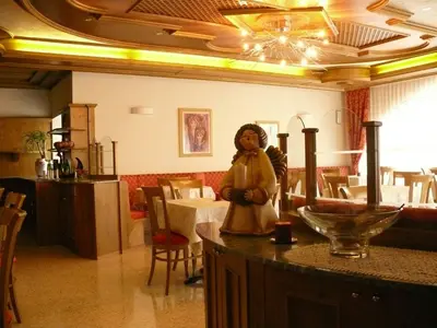 a statue of a woman sitting at a table in a restaurant at La Quiete Resort in Romeno