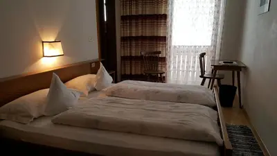 two beds in a hotel room with a window at Hotel Pension Moarhof in Vallarga