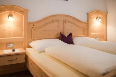 two beds sitting next to each other in a bedroom at Garni Georgenhöhe in Schenna