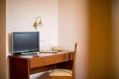 a desk with a television on top of it at Pension An Der Linde in Lagundo