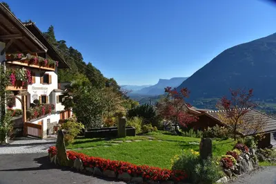 a house with flowers on the side of it at Residence Blumenthalerhof in Lagundo