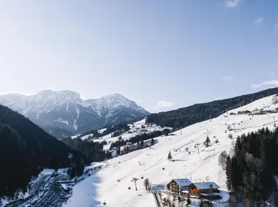 a ski slope with people skiing down a mountain at Residence Mühlegg in Valdaora