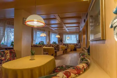 a dining room with a table and chairs at Hotel Alla Posta - Famiglia Pra dal 1866 a Caprile in Alleghe