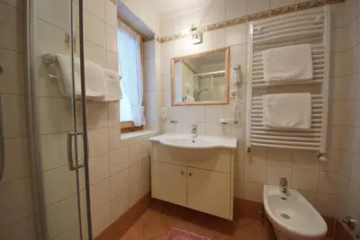 a small bedroom with a bed and a window at Residence Araldina in San Cassiano