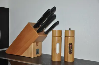 a knife block and two bottles on a table at Gästehaus Pfuss in Caldaro