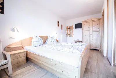 a bedroom with a large wooden bed in a room at Rasöller Hof in Villandro