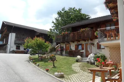 a house with flowers on the side of the road at Rasöller Hof in Villandro