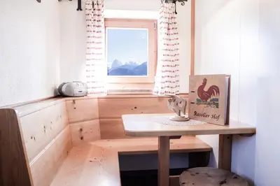 a small table in a room with a window at Rasöller Hof in Villandro