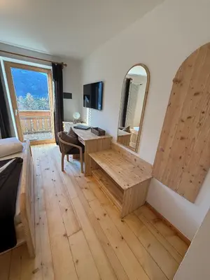 a room with a desk and a mirror at Falkenau in Chienes