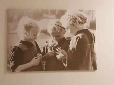 a black and white photo of three girls looking at something at Haus Bergfrieden Seiser Alm Bahn in Siusi