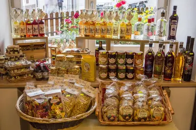 a counter with many bottles of alcohol on it at Hotel Garnì Ai Serrai in Rocca Pietore