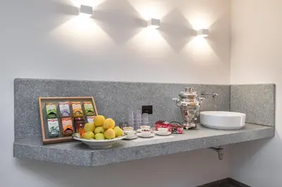 a kitchen counter with a bowl of fruit on it at Hotel Aurai in Telve