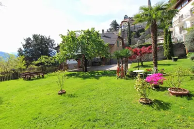 a yard with a park with trees and plants at Maria von Buol - Wohnen in Kaltern in Caldaro