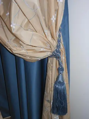 a tan and blue scarf with a blue curtain at Il Falchetto in Sarnonico