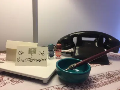 a pen in a bowl on top of a table at b&b Casa Tavernaro in Fiera di Primiero
