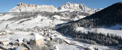 a small town in the snow with a mountain at Medesc in La Villa