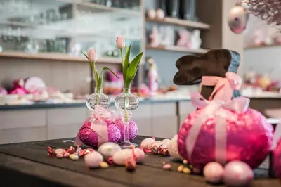 two pink vases with flowers in them on a table at Boutiquehotel Minigolf in Tirolo