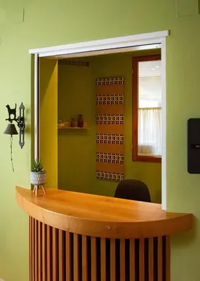 a desk in a room with a green wall at Villa Gottfried B&B in Eggen