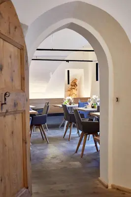 an archway in a dining room with a table and chairs at Hotel Walther v.d. Vogelweide Superior in Chiusa