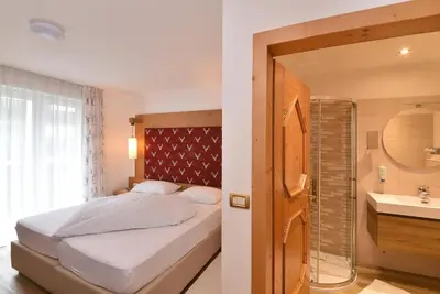 a bathroom with a sink and a shower at Albergo al Cervo - Gasthof zum Hirschen in Lagundo