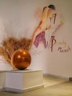 a ball on a stand in front of a wall at Hotel Wilma in Nalles