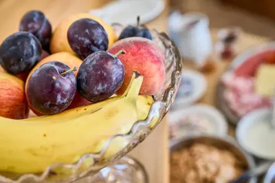 a glass bowl of fruit with apples and bananas at Residence Schiestlhof in Naz-Sciaves