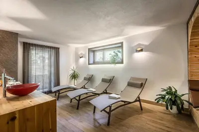 a waiting room with chairs and a sink at Pensione Vittoria in Colfosco