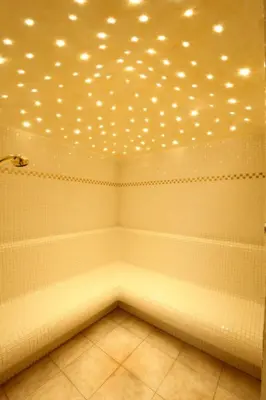a room with a ceiling with lights on it at Appartement Riederhof in Saltusio