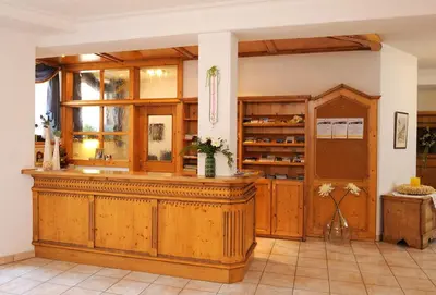 a kitchen with wooden cabinets and a counter at Appartement Riederhof in Saltusio