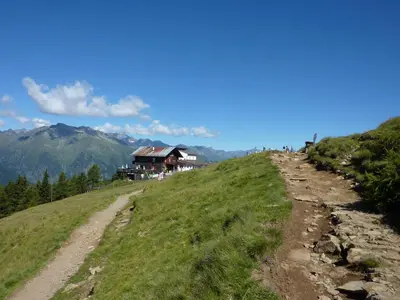 a dirt road leading to a house on a mountain at Appartement Riederhof in Saltusio