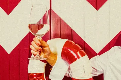 a person is holding a glass of wine at Amadeus Ora & Amore in Caldaro