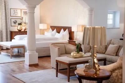 a hotel room with a bed and a couch at Hotel Hanswirt in Rablà