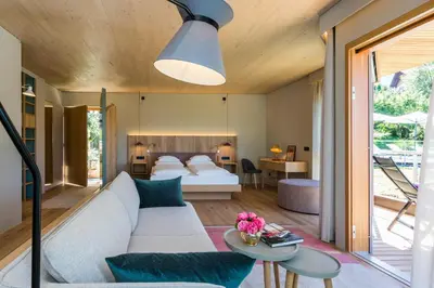 a living room with a couch and a bed at Hotel Heubad in Fiè