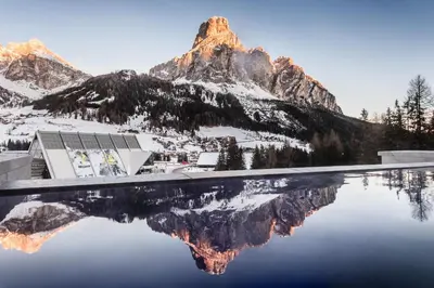 a mountain reflecting in the water of a pool at Hotel Arkadia - 
