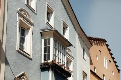 a building with a balcony on the side of it at Haus am Turm in Vipiteno