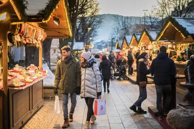 a group of people walking through a market at NoveCase Smart Holidays - Gasthof Neunhaeusern in Rasùn di Sotto