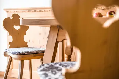 a toy kitchen with a table and a chair at Hotel Törggelehof in Cermes