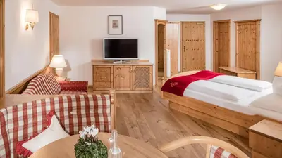a hotel room with a bed and a television at Hotel Saltauserhof in Saltusio