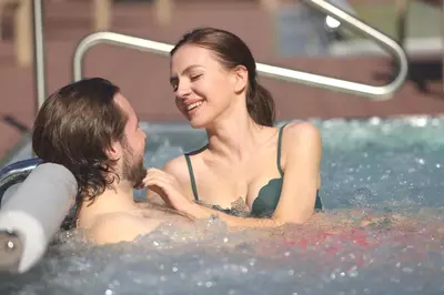 a man and woman in a hot tub at Bonfanti Design Hotel in Chienes