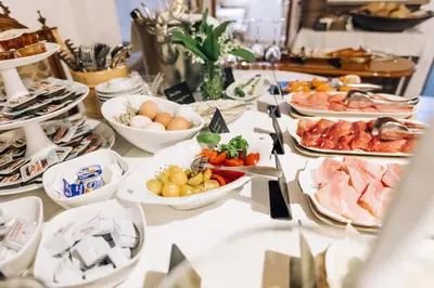 a buffet of food on a table with plates of food at Amplatz 1523 - B&B and Suites in Montagna