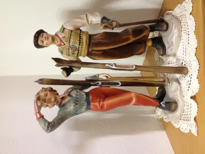two figurines of a man and a woman on skis at Garni Sayonara in Selva di Val Gardena