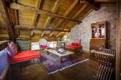 a living room with red furniture and a wooden ceiling at LA PITA in La Valle