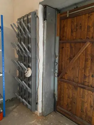 a room with a metal door and a wall at Casa Sicina in Sicina