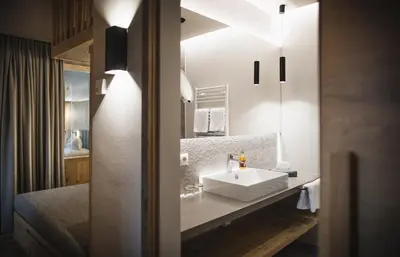 a bathroom with a sink and a mirror at Autentis in Rasùn di Sotto