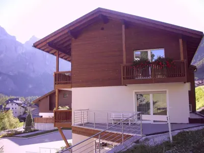 a large house with a balcony at Ciasa Sunara in Colfosco