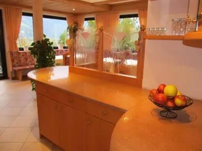 a kitchen with a bowl of fruit on a counter at Garni Weghueb in Rablà